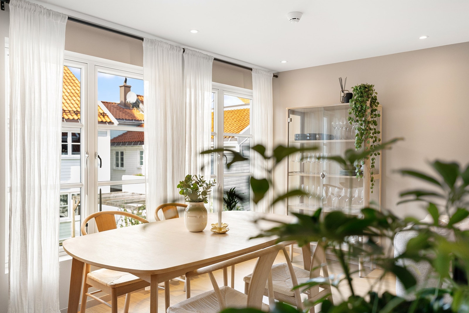 De store vinduene gir rikelig med lys og skaper en flott atmosfære. Galleribilde