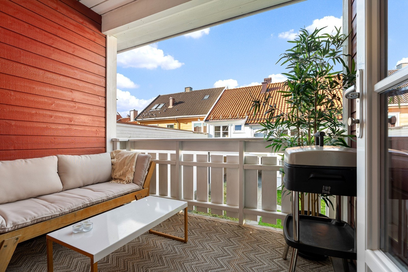 Balkongen har ettermiddag- og kveldssol. Ca. 16-21 iflg. selger. Galleribilde