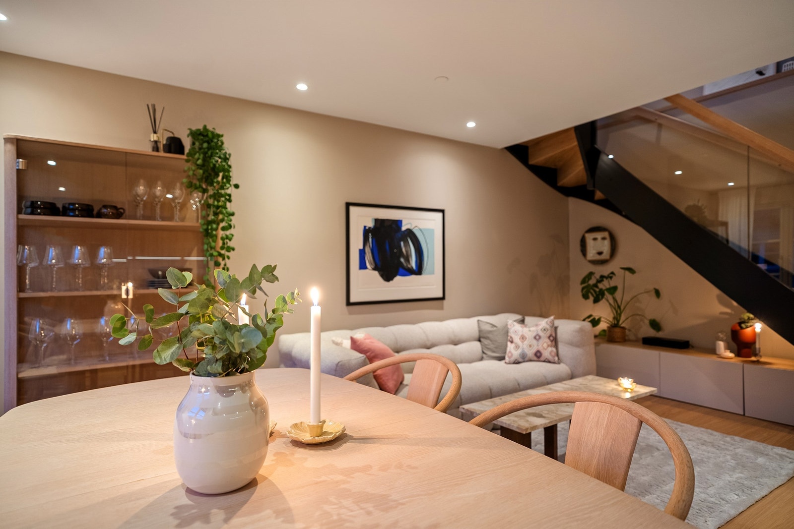 På kveldstid kan du skape stemning og senke belysningen med downlights i himlingen. Galleribilde