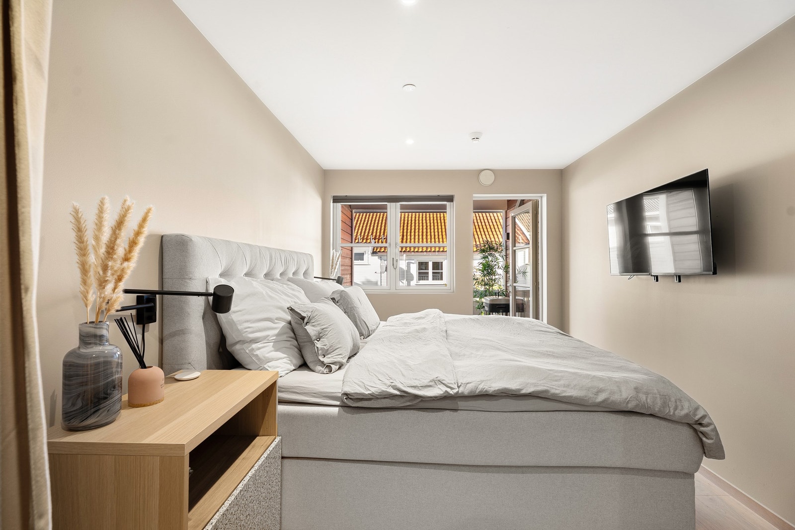 Fra soverommet er det videre utgang til boligens balkong. Galleribilde