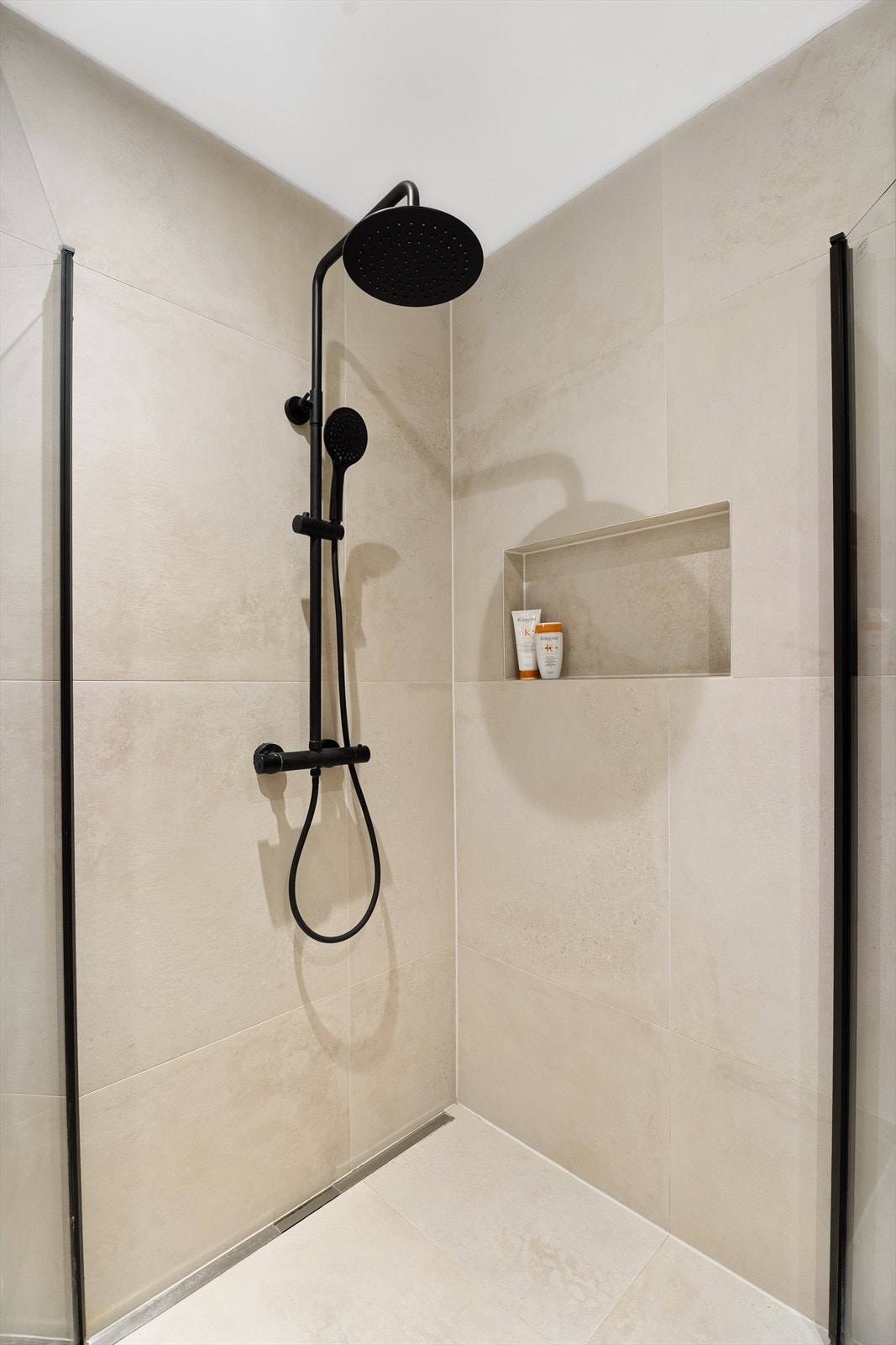 Dusjnisjen m/regndusj er av god størrelse, og er større enn standard mål. Det er også en innfelt dusjhylle som passer ypperlig til oppbevaring av produkter o.l. Galleribilde