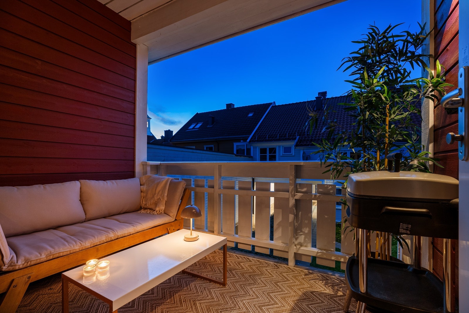 Leiligheten har en koselig overbygd balkong med plass til sittegruppe og en mindre grill. Galleribilde