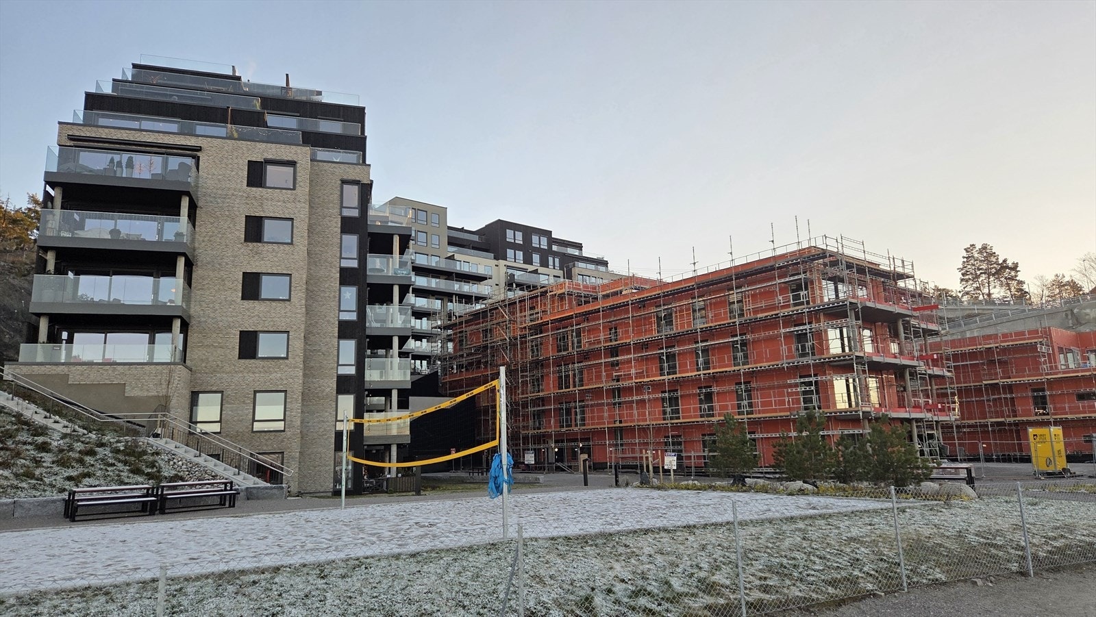 Leiligheten får en gjennomtenkt og arealeffektiv planløsning med åpen stue- og kjøkkenløsning, gode møbleringsmuligheter og store vindusflater som gir rikelig med naturlig lys. Galleribilde