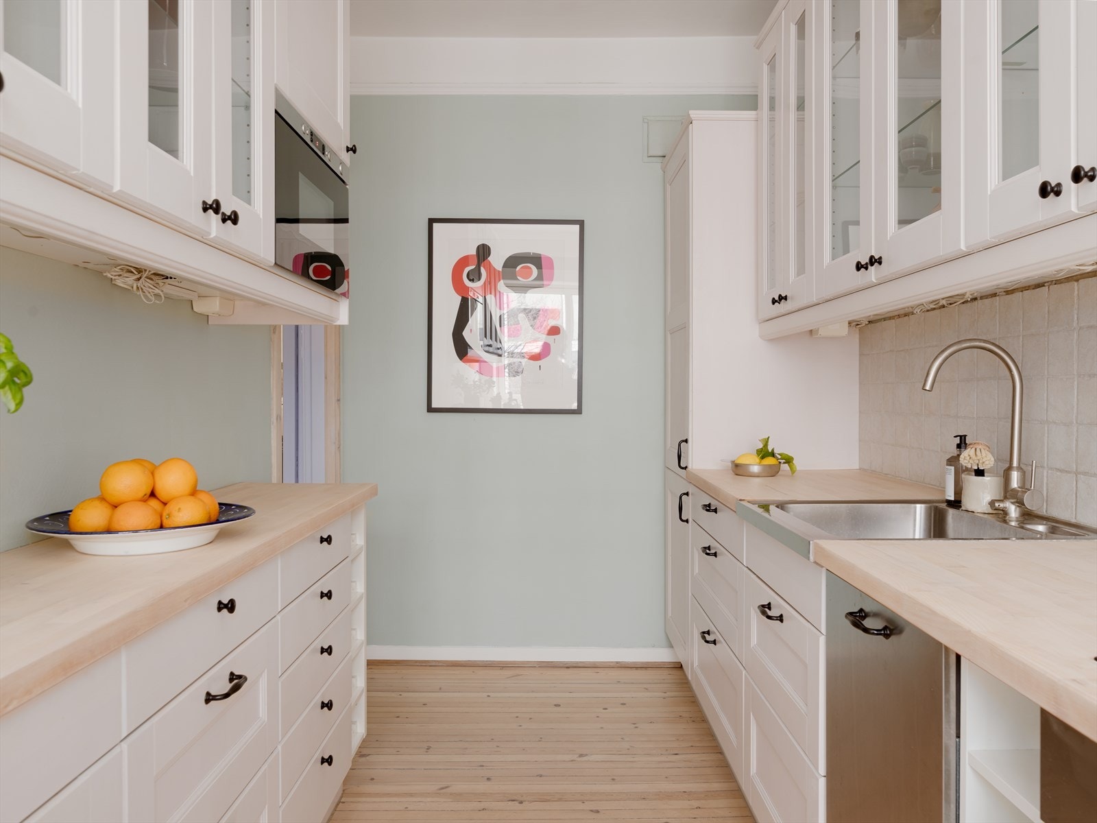 Det er integrerte hvitevarer som stekeovn, induksjonstopp, oppvaskmaskin, kjøl og frys samt ventilator med kullfilter. Galleribilde