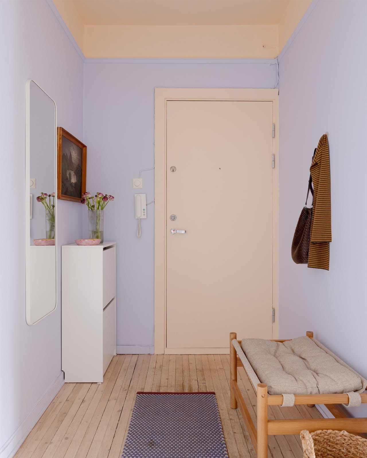 Velkommen inn til et hyggelig og lyst inngangsparti med plass til lagring av både sko og yttertøy. Galleribilde