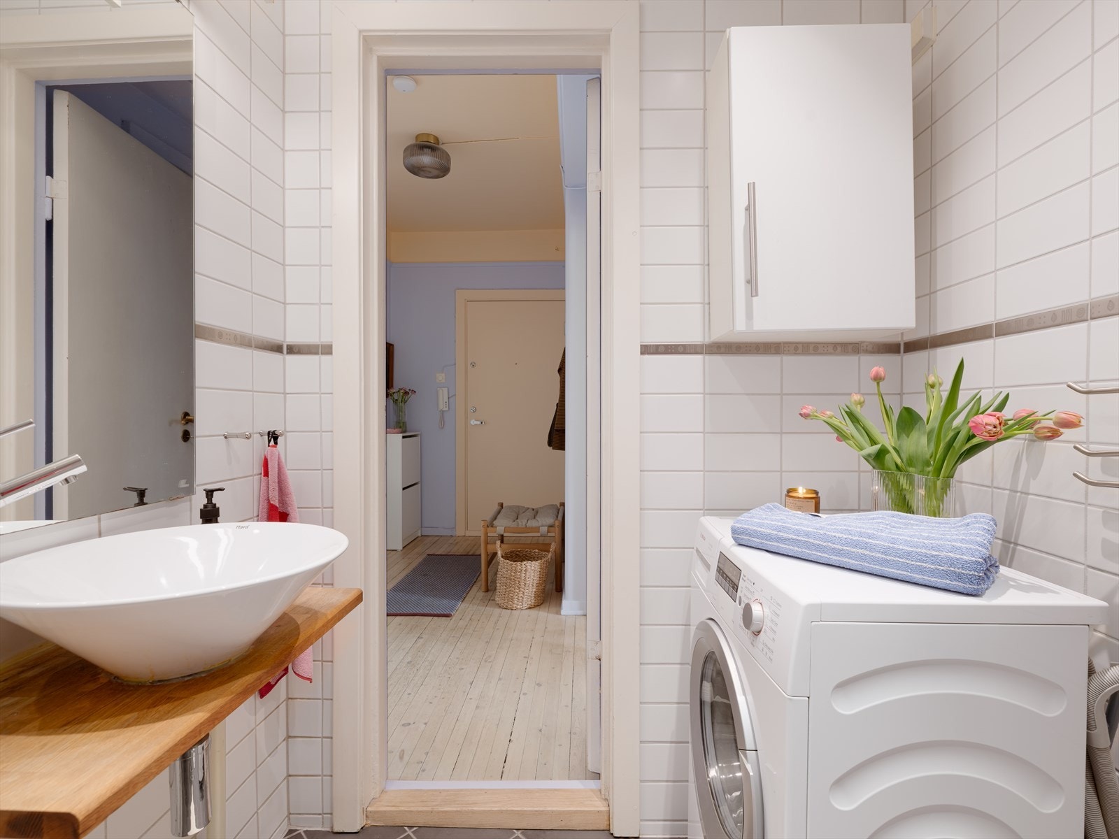 Innredningen består av servant, veggmontert toalett og dusjløsning med dusjvegger. Opplegg for vaskemaskin er etablert i rommet. Galleribilde