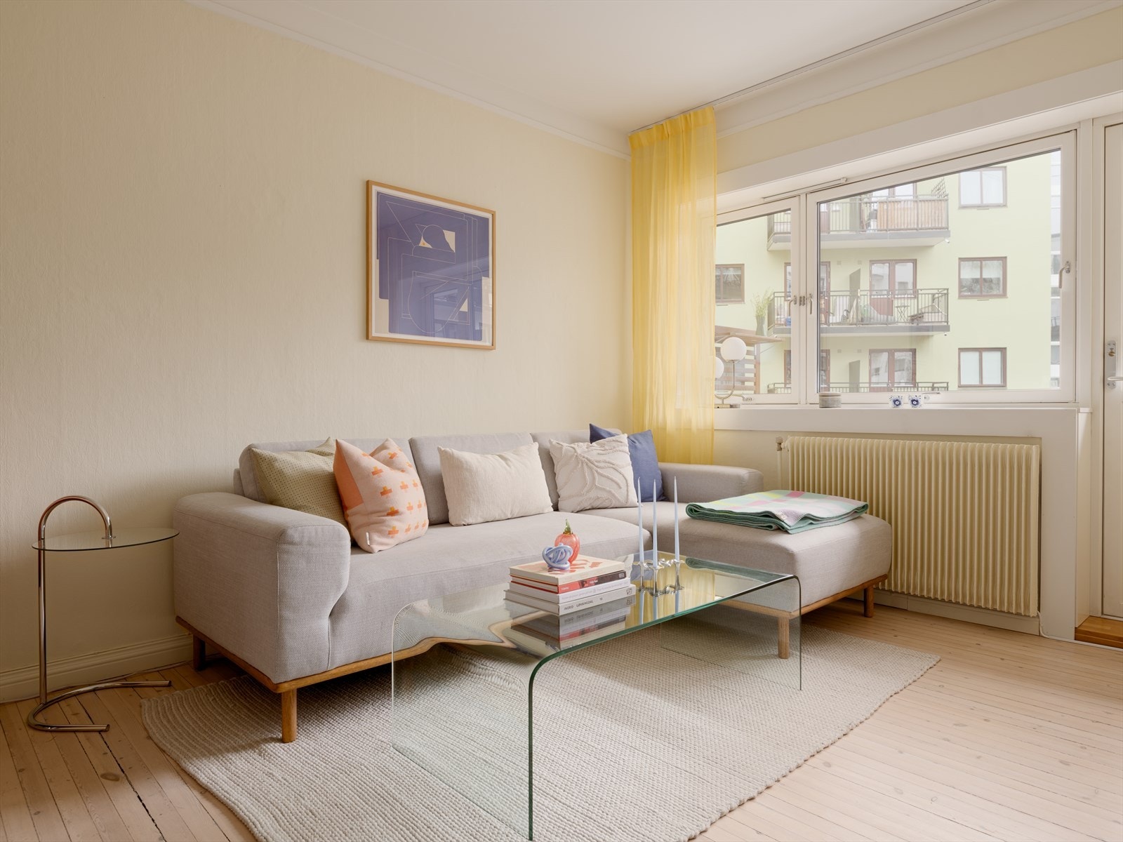 Innbydende stue med god plass til sofagruppe og tilhørende møblement. Galleribilde