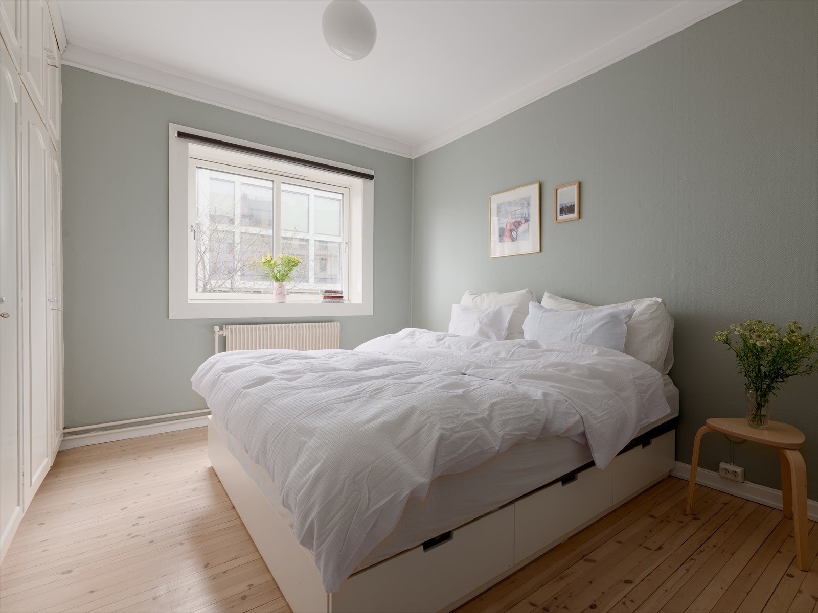 Romslig soverom med plass til dobbeltseng og nattbord. Galleribilde