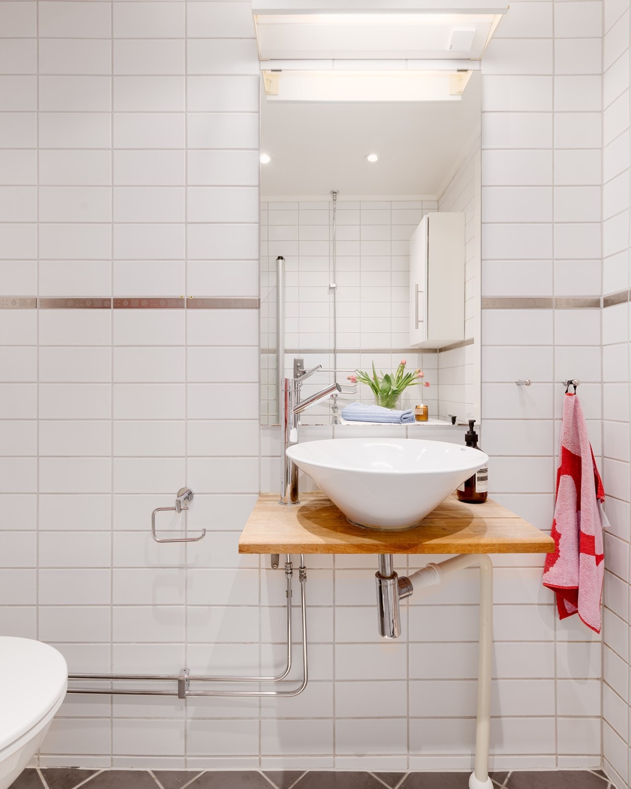 Rommet er flislagt på gulv og vegger og har elektriske varmekabler i gulv. Galleribilde