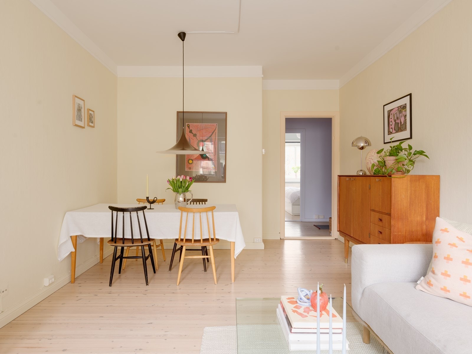 Her har du god plass til sittegruppe og bord med en naturlig avstand til tv-seksjonen. Galleribilde