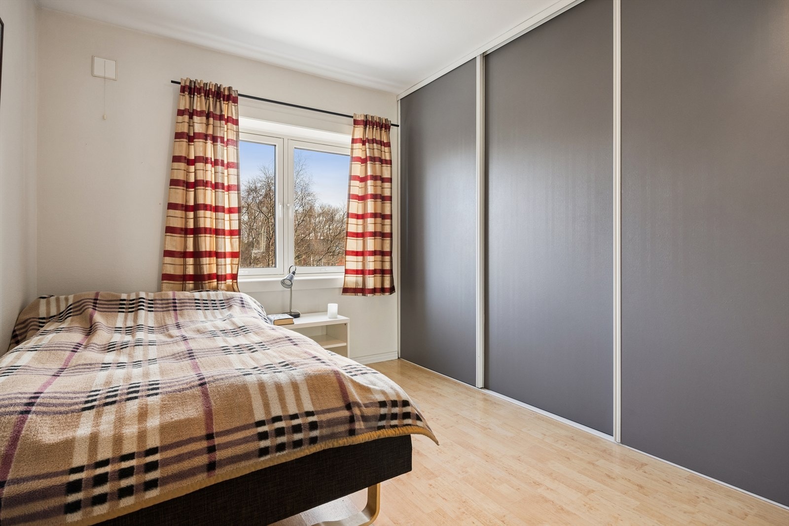 En stor skyvedørsgarderobe gir effektiv og god oppbevaringsplass. Galleribilde