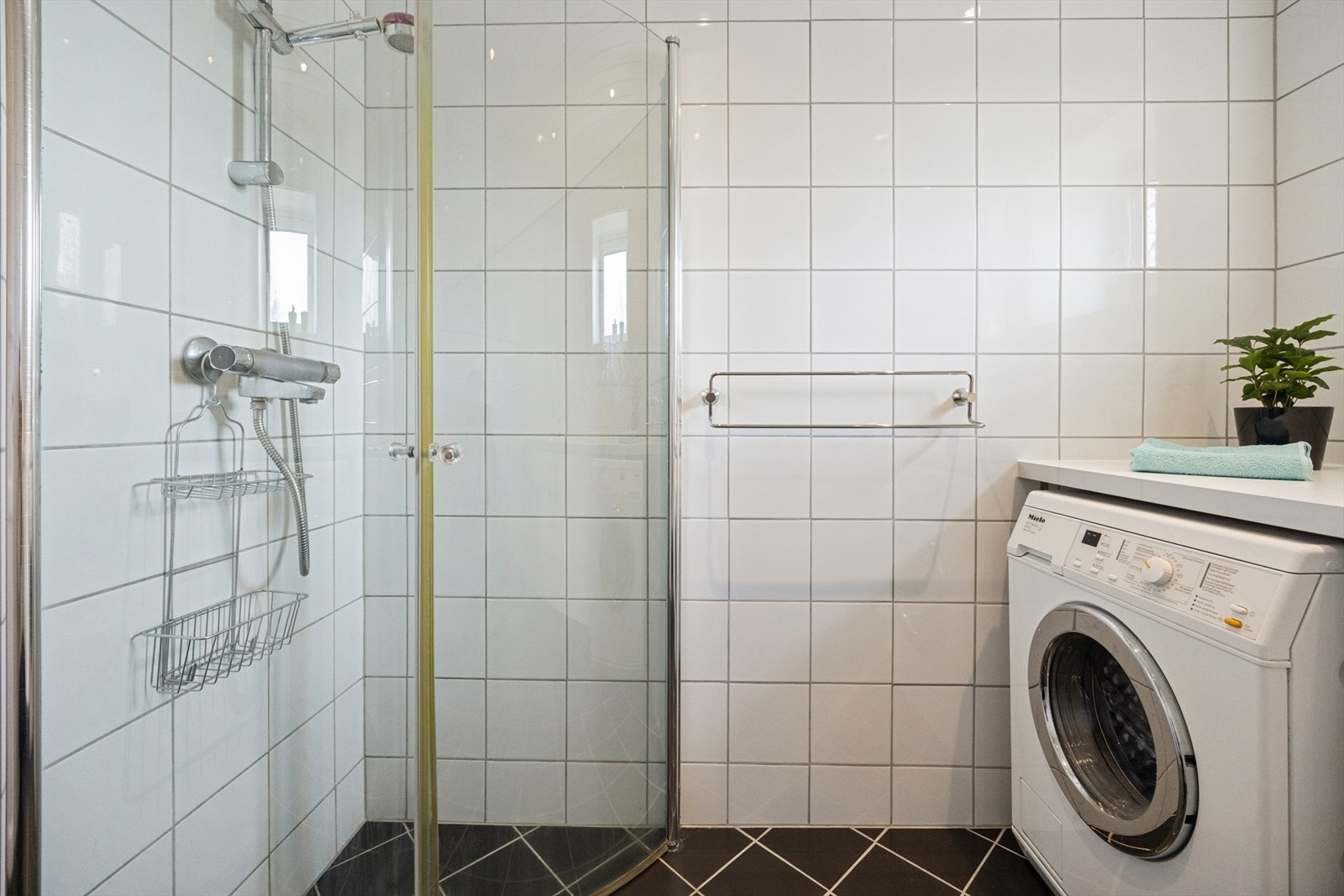 Dusjhjørnet har innfellbare glassdører som frigjør gulvplass. Galleribilde