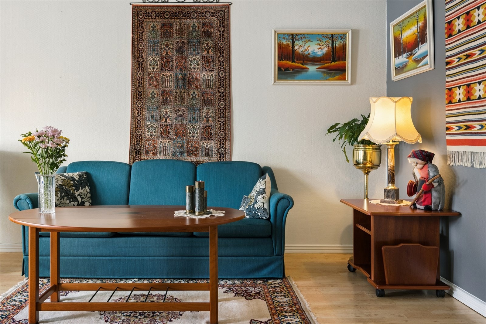 Oppholdsrommet passer like godt til hverdagens rutiner som til hyggelige kvelder med familie og venner. Galleribilde