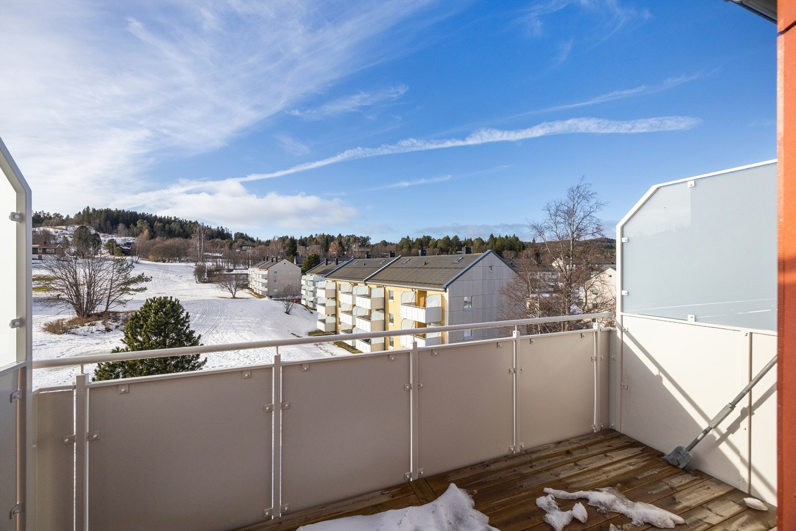 Balkongen ligger vestvendt og har gode solforhold og plass til en sittegruppe. Galleribilde