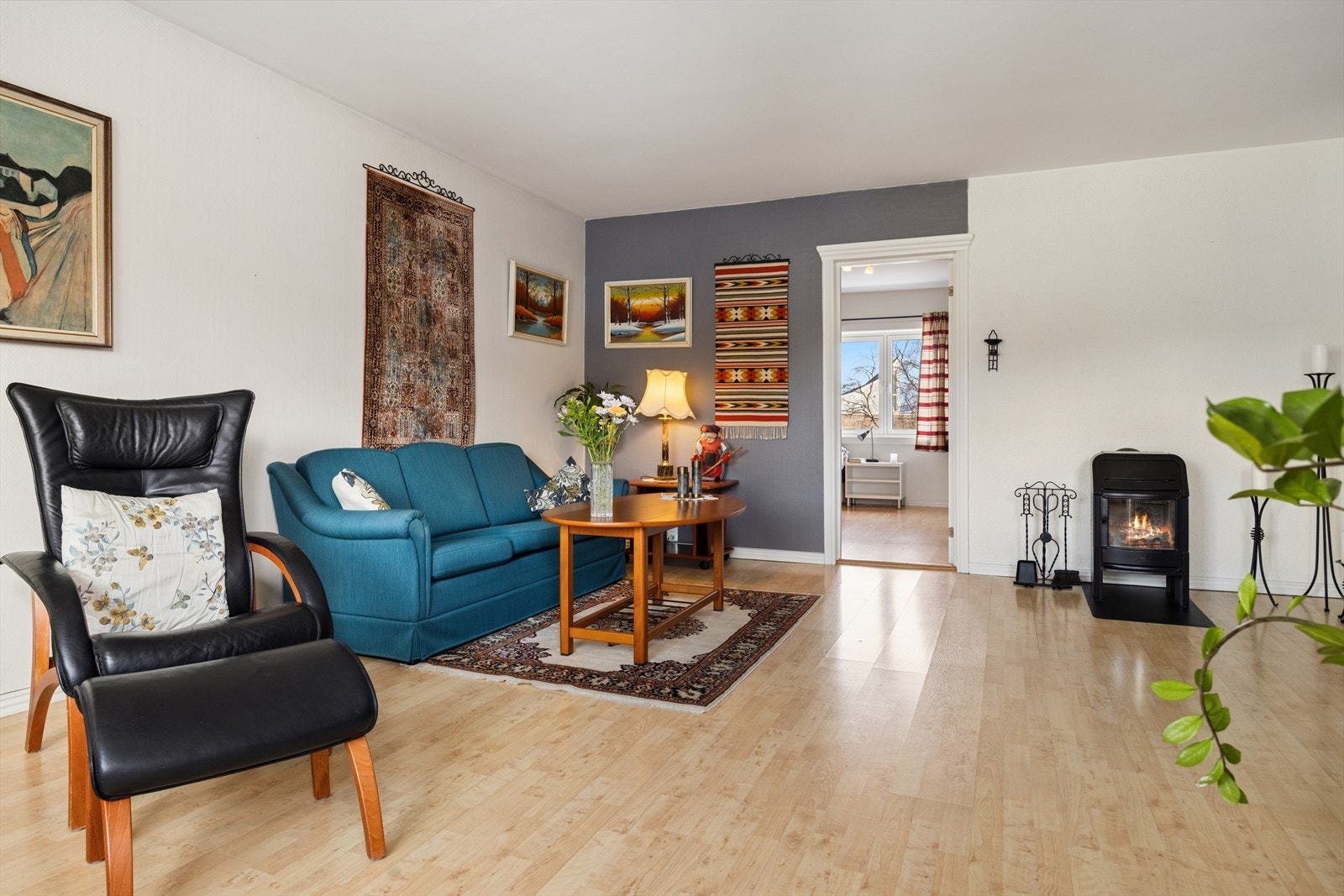 Rommet har en god størrelse som gir fleksibilitet for møblering av både sittegruppe og spisebord. I stuen er det en lun og fin vedovn som gir deg godt med varme når temperaturene synker. Galleribilde