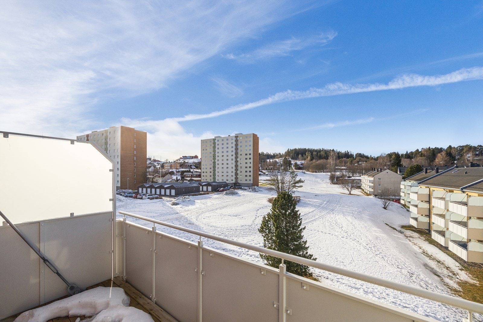 Fra verandaen er det åpen utsikt mot nærområdet. Galleribilde