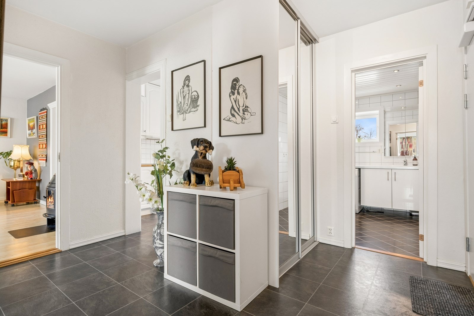 En romslig entré med god plass til oppbevaring ønsker deg velkommen inn. Galleribilde
