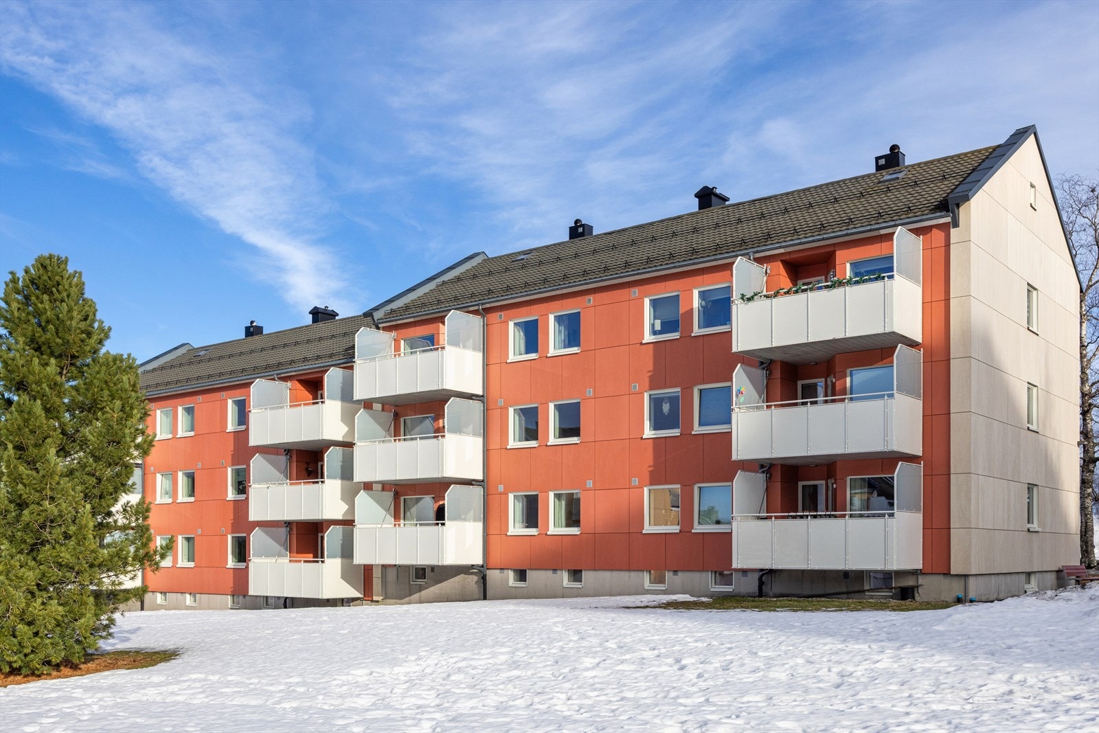 Bygget er oppgradert med blant annet ny fasadekledning med tilleggsisolering, ny drenering og nye balkonger. Galleribilde