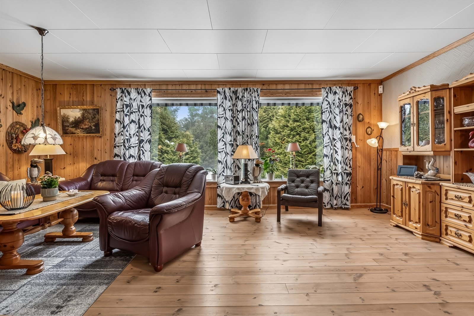 Overflatene består av en kombinasjon av laminat, tregulv, trepanel og tapet. Galleribilde