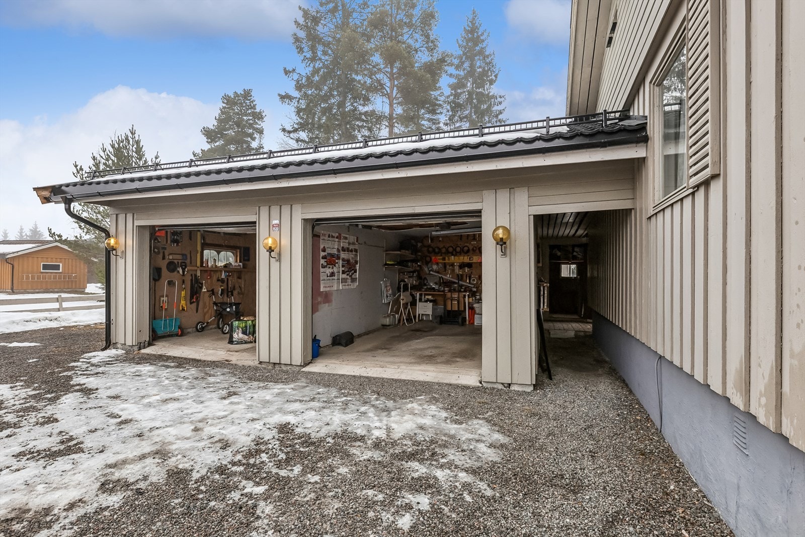 Garasjen har to biloppstilingsplasser og en snekkerbod. Galleribilde