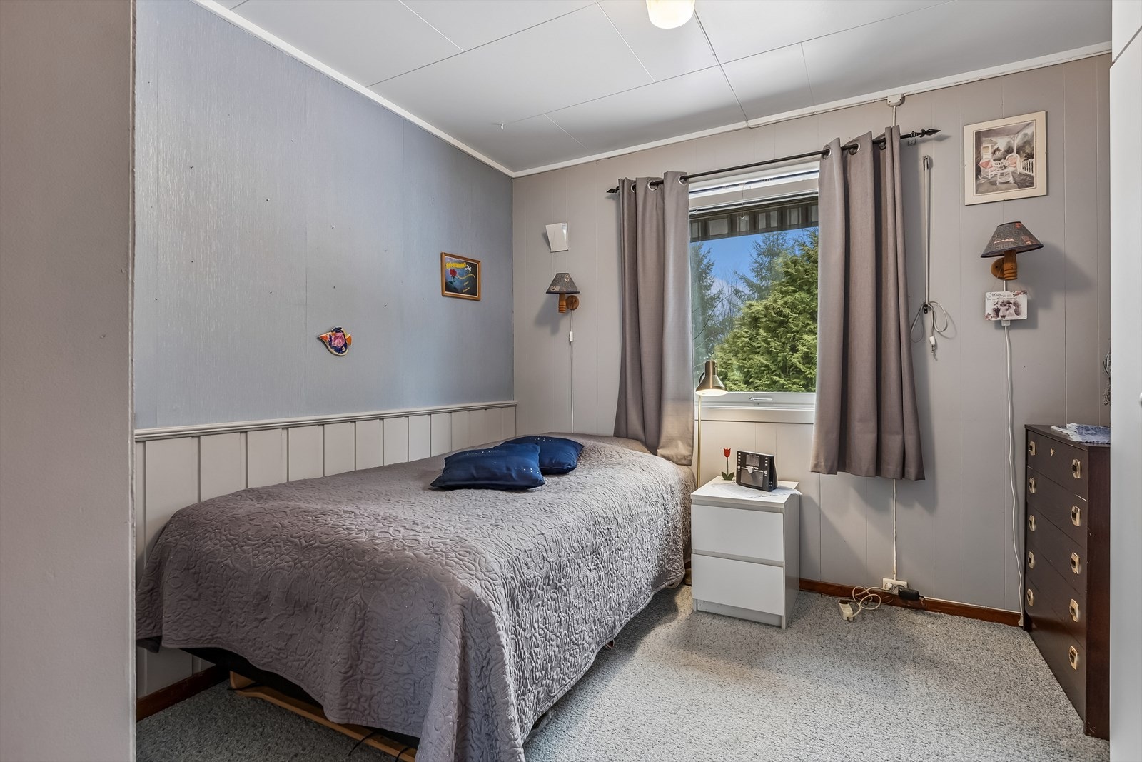 Det andre soverommet har også plassbygde garderobeskap for effektiv oppbevaring. Galleribilde