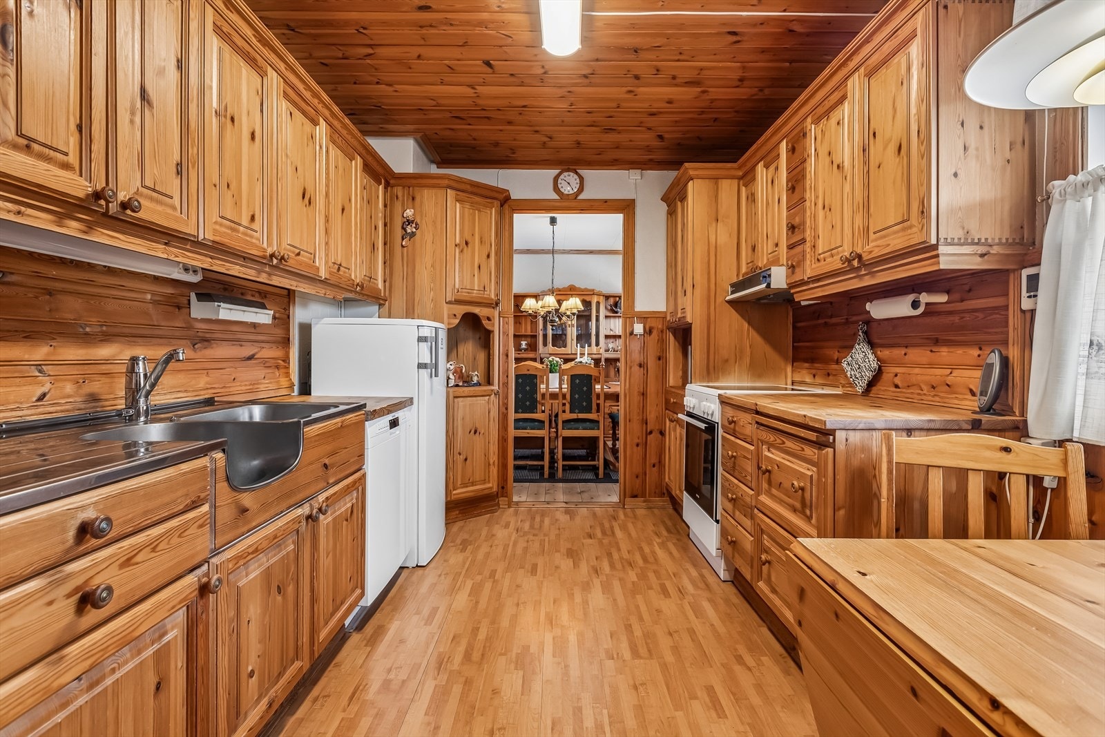 Kjøkkenet har en solid innredning med profilerte fronter i tre og rikelig med skapplass. Galleribilde