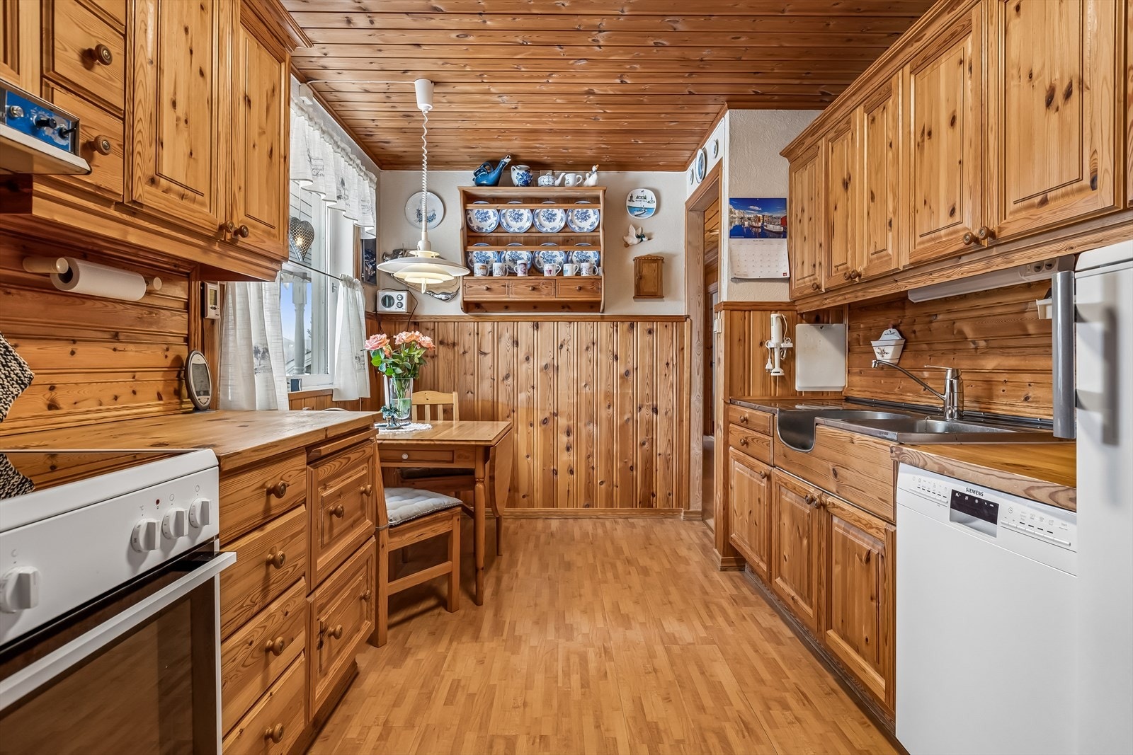 Benkeplaten er i heltre og er utstyrt med en dobbel, rustfri oppvaskkum. Galleribilde