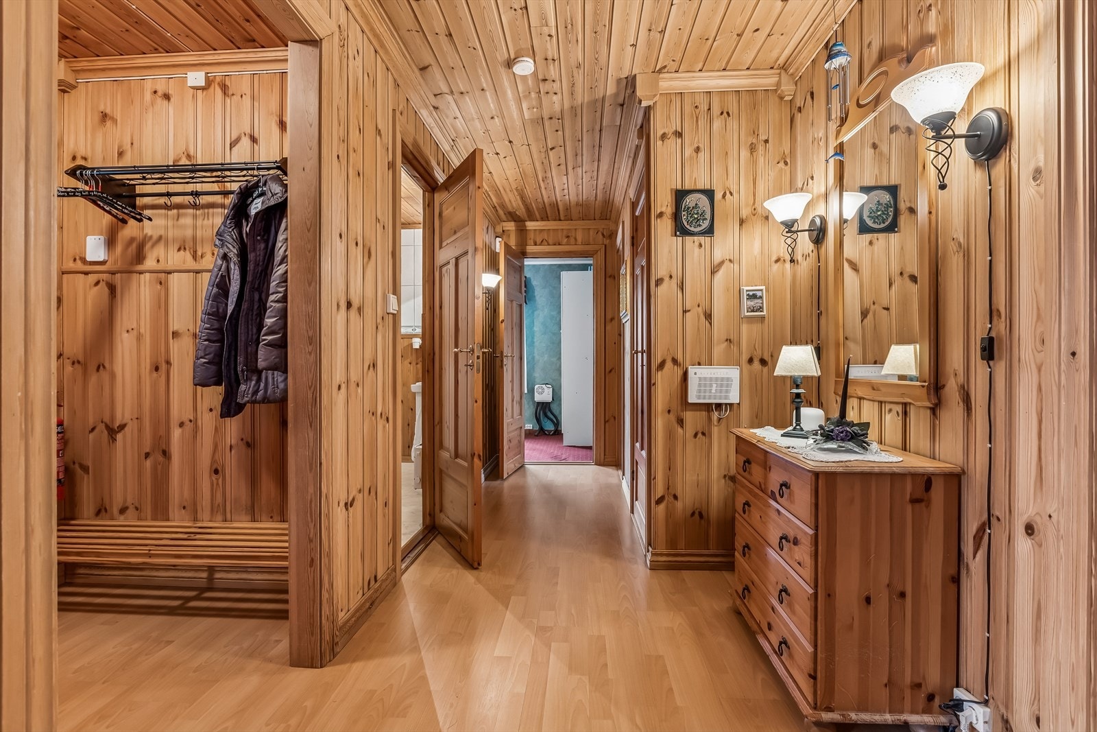 Det er god plass til å henge fra seg ytterklær. Galleribilde