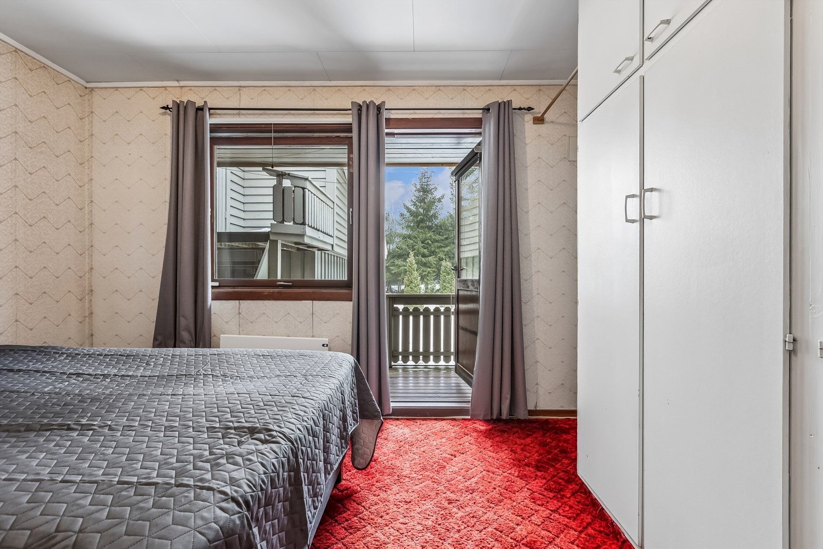 Rommet er romslig med god plass til dobbeltseng. Galleribilde