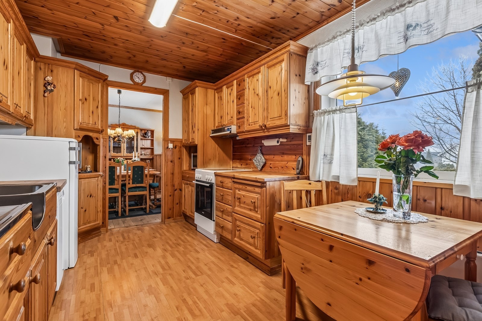 Det er en hyggelig spiseplass ved vinduet for de raske måltidene. Galleribilde