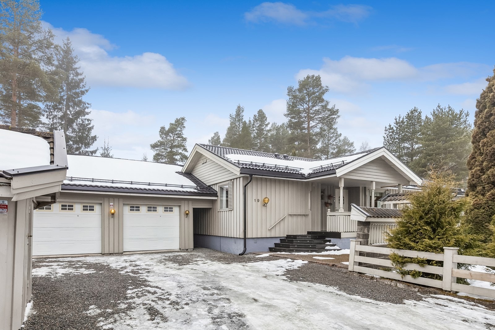 Enebolig fra 1974 som er jevnlig vedlikeholdt, med nytt tak og takrenner fra 2023. Galleribilde