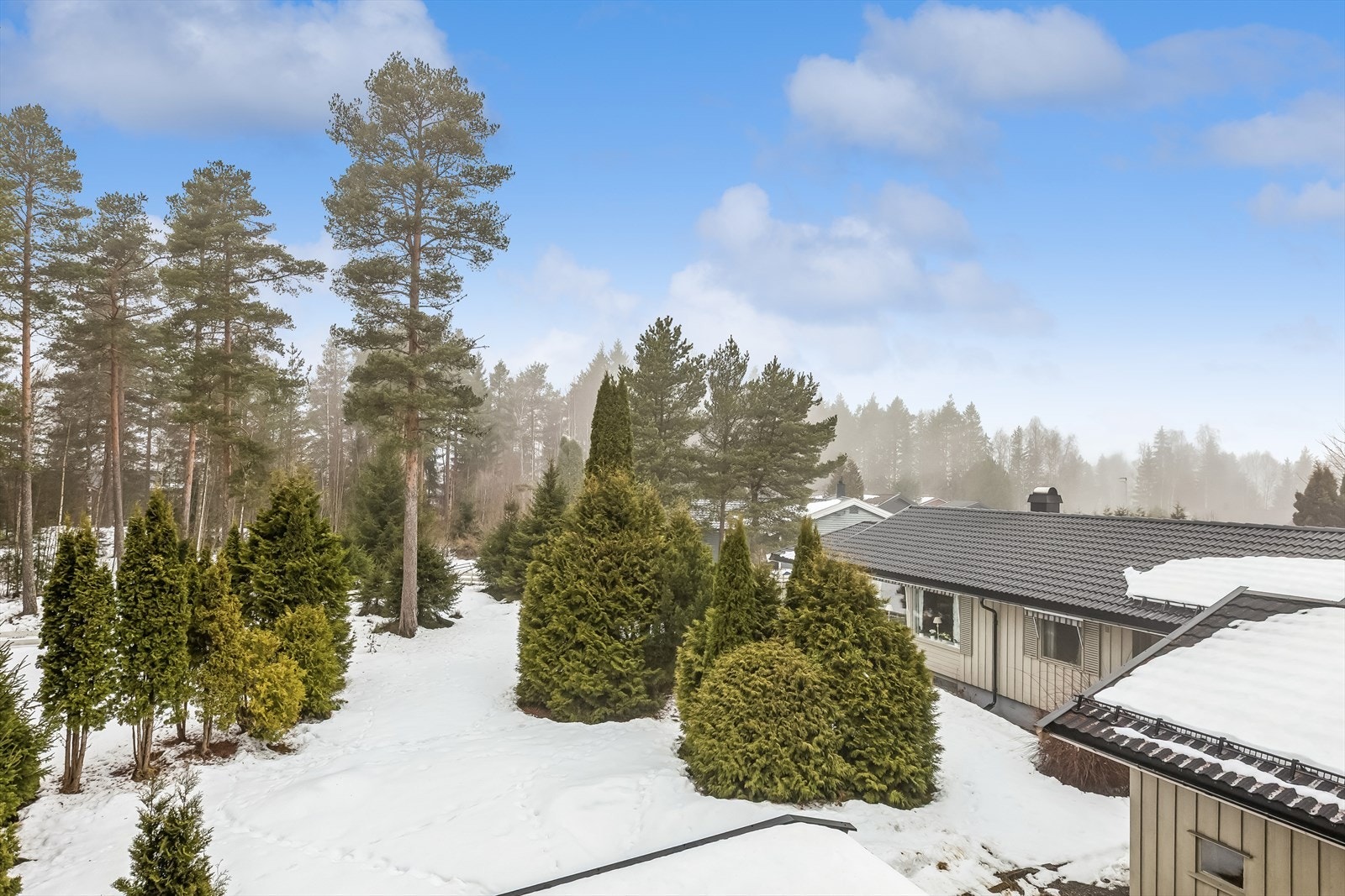 Eiendommen ligger utrolig flott til med naturen som nærmeste nabo - midt på Tronbøl! Galleribilde
