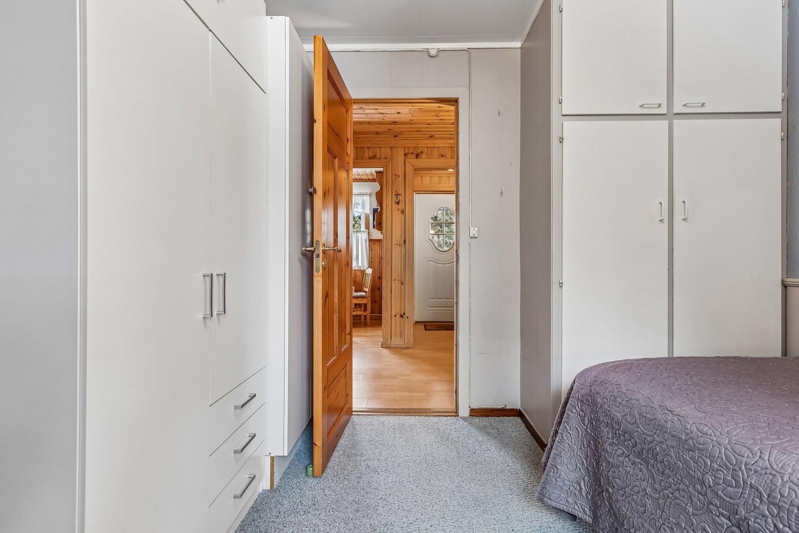 Innvendige dører er utført som furu fyllingsdører. Galleribilde