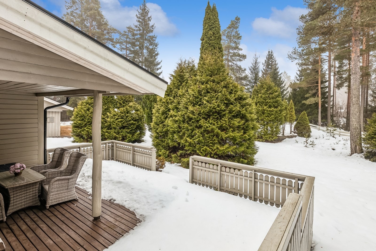 Den store terrassen på 36 m² er delvis overbygd. Galleribilde