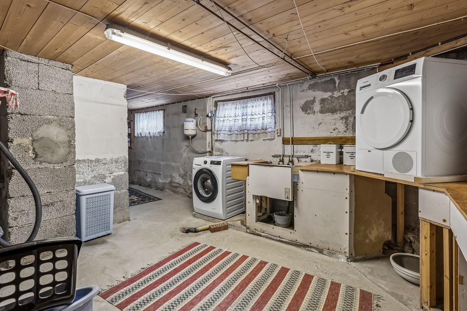 Kjelleren rommer et enkelt vaskerom og har betonggulv. Her er også en 200-liters varmtvannstank fra 2001. Galleribilde