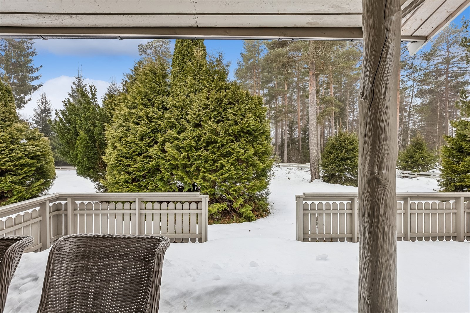 Herfra har man god oversikt over den grønne og skjermede hagen som er pent opparbeidet. Galleribilde