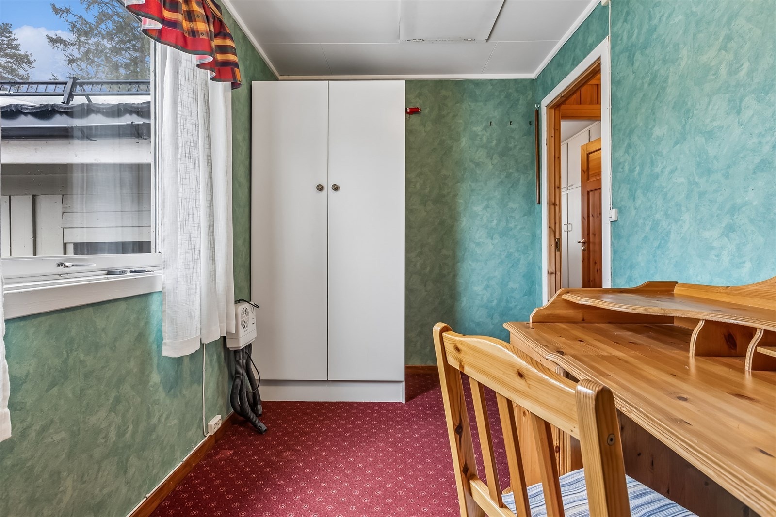 Dette rommet er utstyrt med et frittstående garderobeskap. Galleribilde