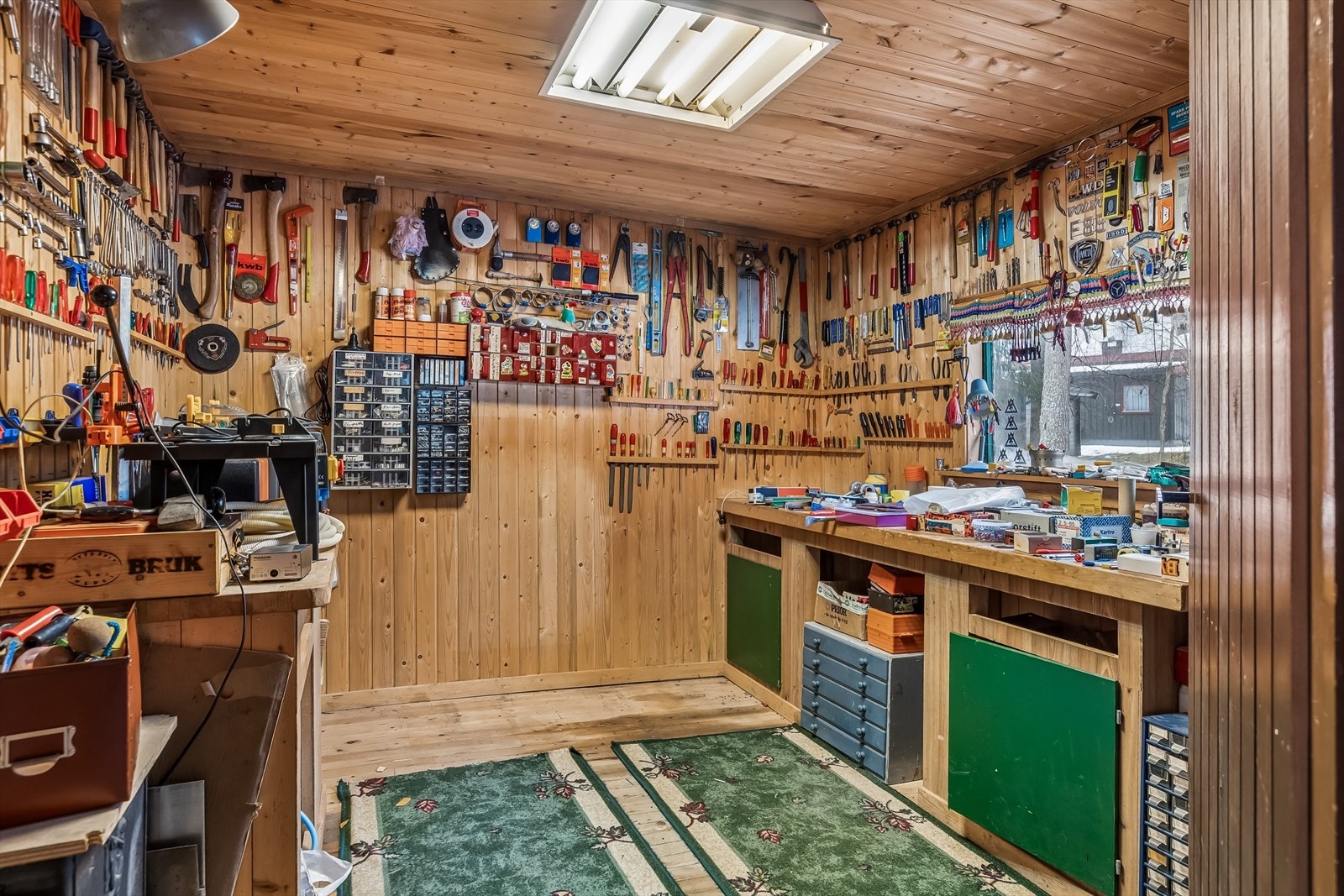 Et eget snekkerverksted er innredet på baksiden av garasjen - ideelt for hobbyprosjekter. Galleribilde