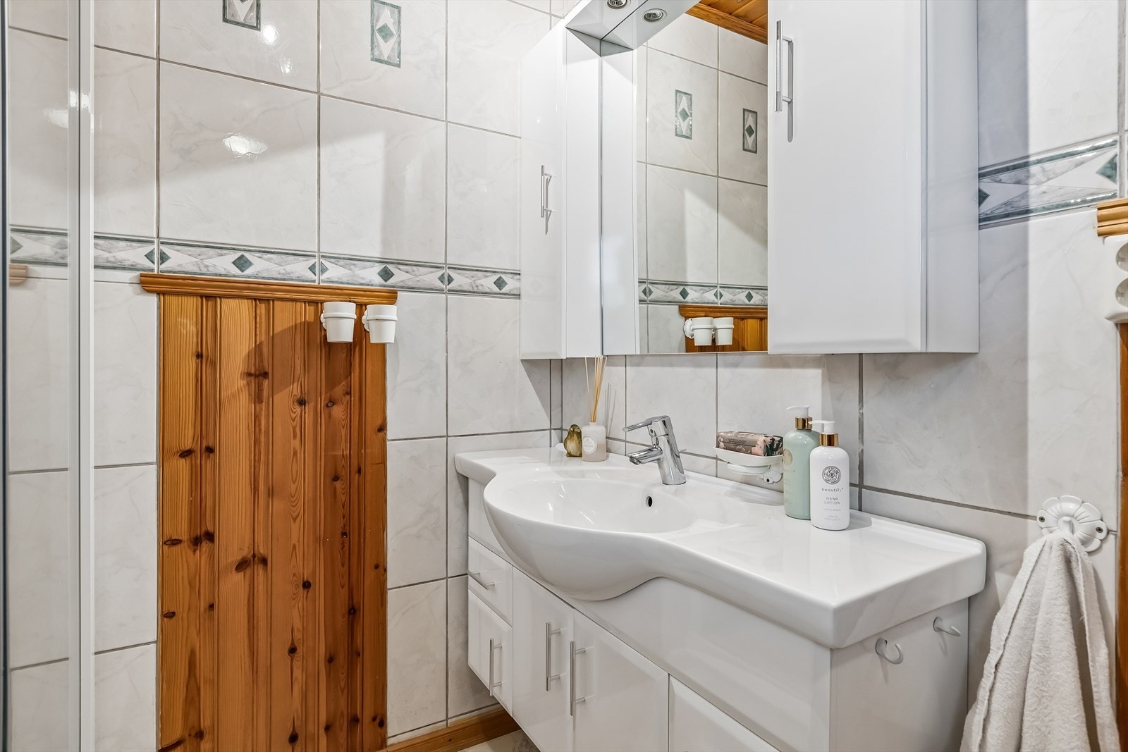 Servantinnredningen fra 2012 gir god oppbevaringsplass på badet. Galleribilde