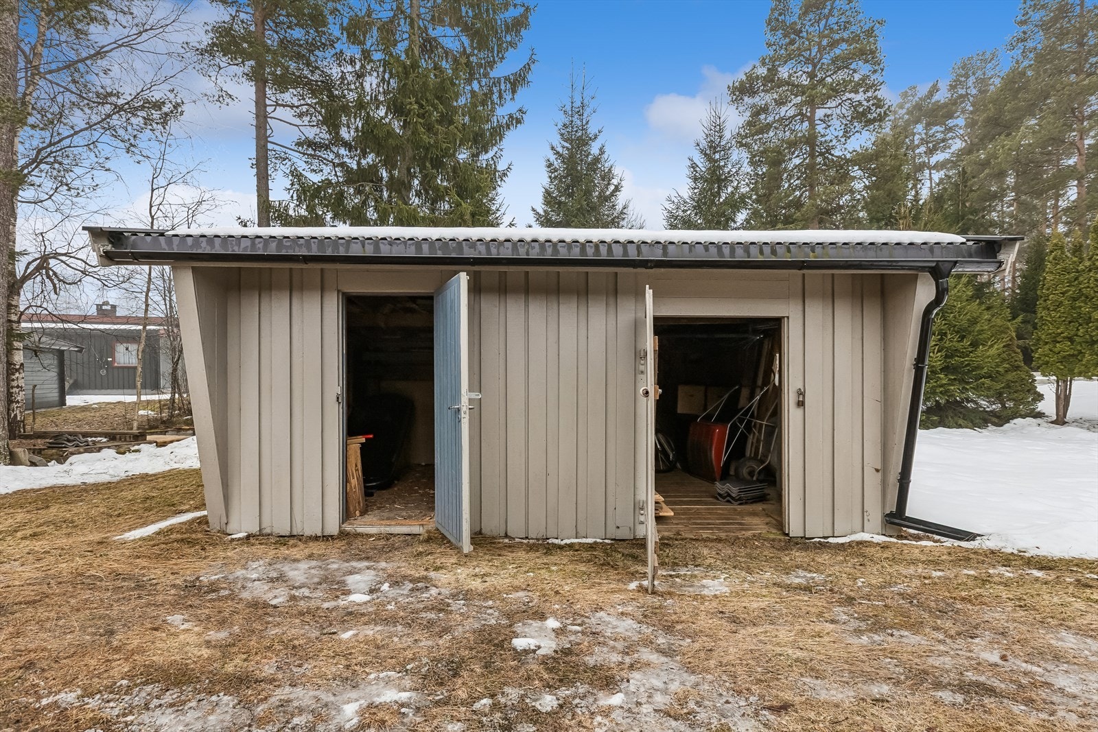 Et uthus på 22 m² gir ytterligere lagringsplass, inndelt i tre separate boder. Galleribilde