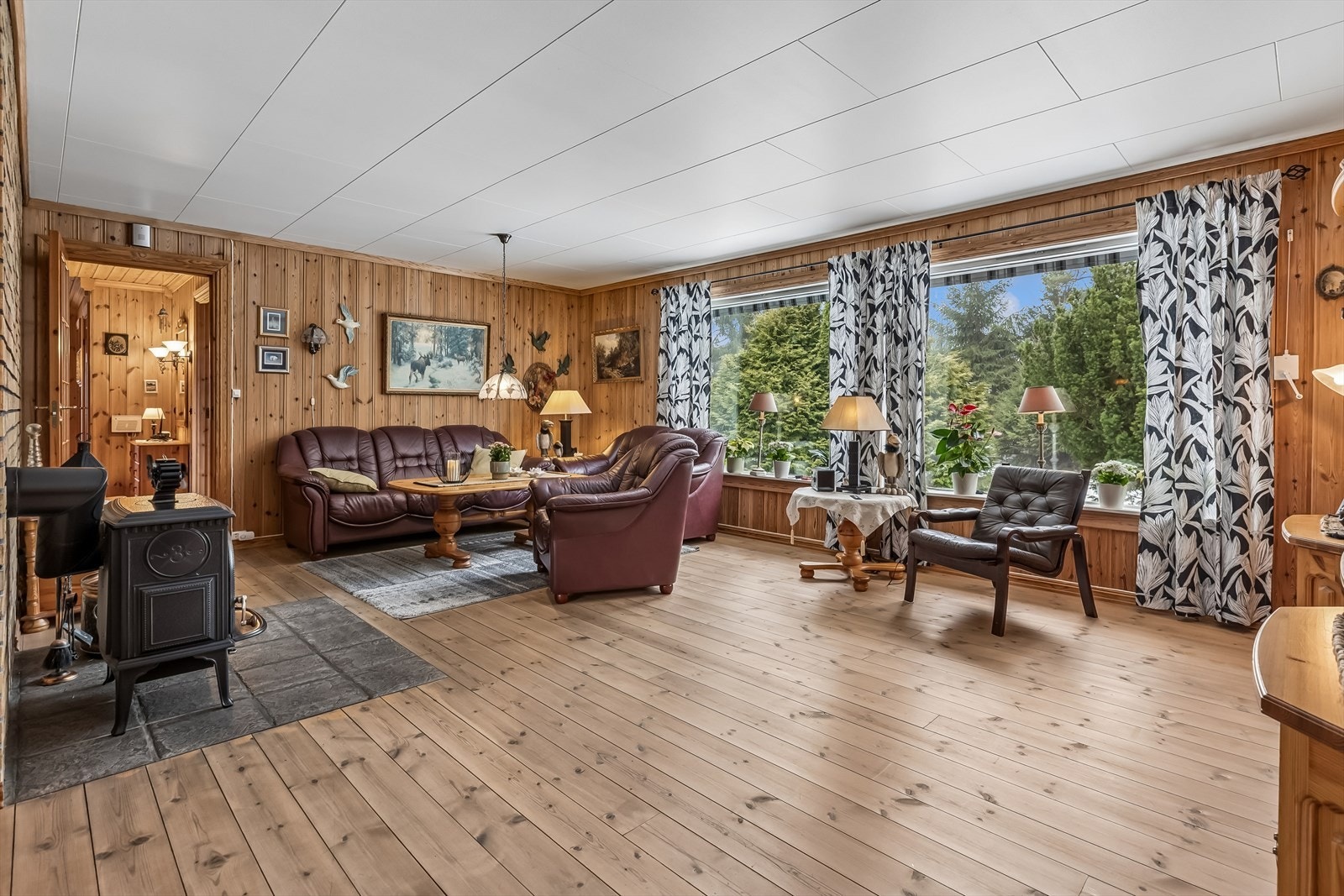 Den romslige stuen har store vindusflater som gir godt med lys. Galleribilde