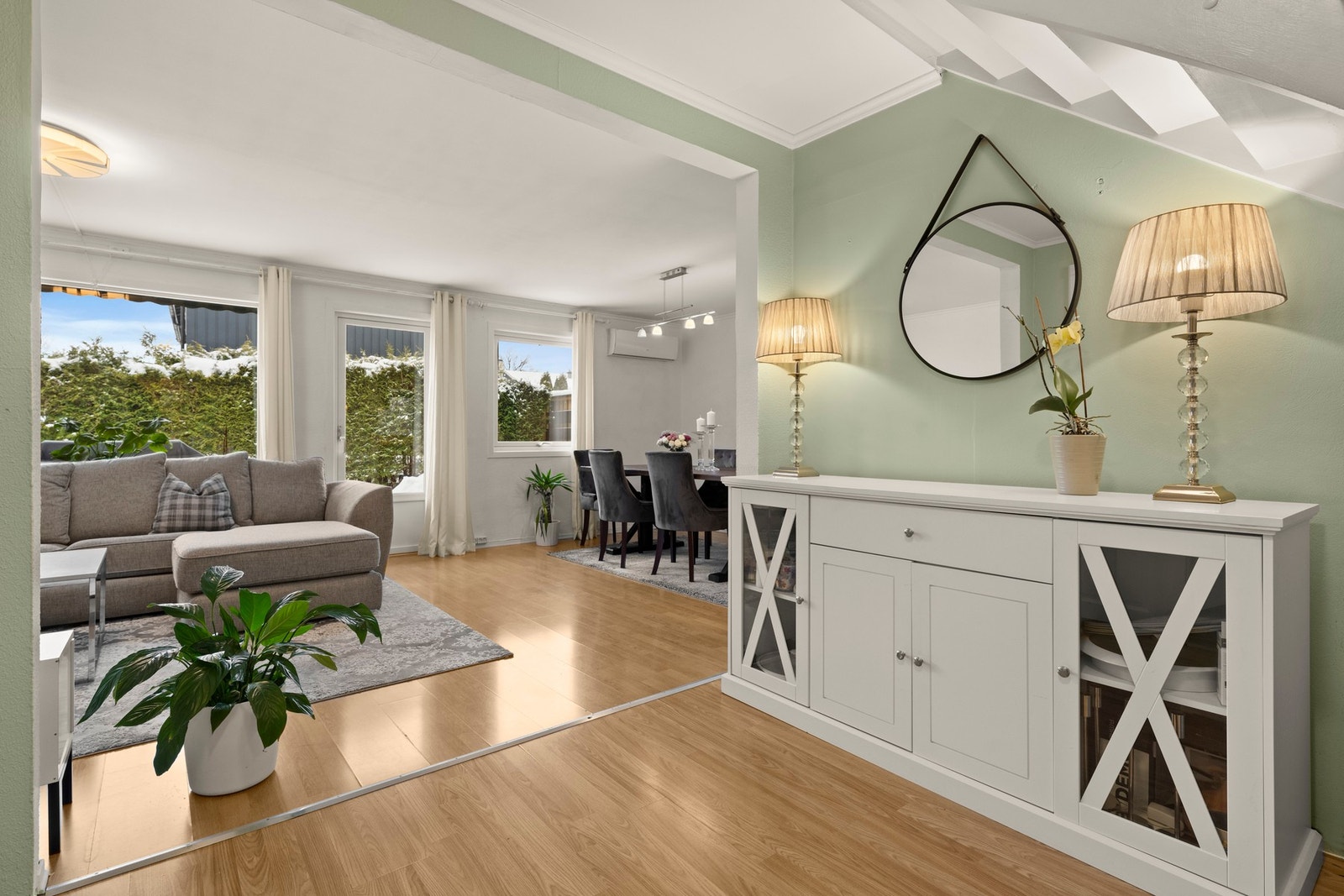 Vinduene i hele boligen er fra 2015 bortsett fra det store vinduet i stuen som er fra byggeår, men har nytt 3-lags glass fra 2016. Galleribilde