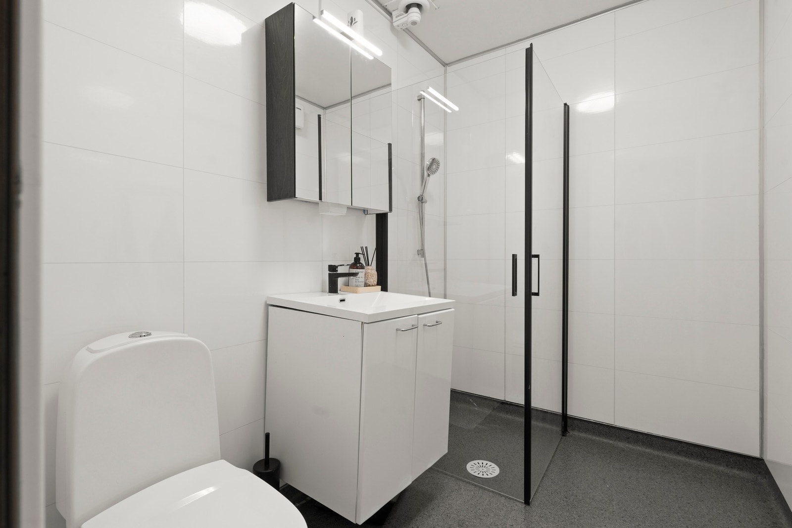 Badet i 2 etasje har vask, toalett og dusjhjørne. Galleribilde