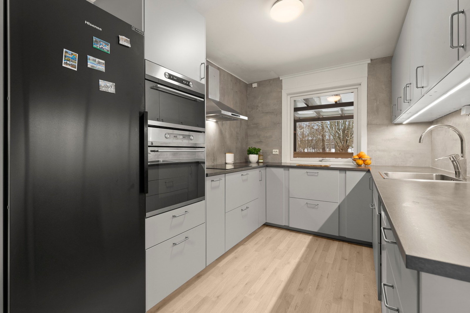 Innredningen har glatte fronter og benkeplate av laminat. Galleribilde