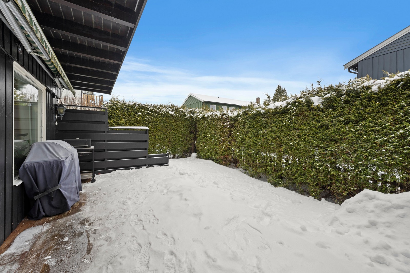 Hagen er tilrettelagt for late dager og hyggelig samvær, og består av en romslig og skjermet terrasse vendt mot syd. Galleribilde