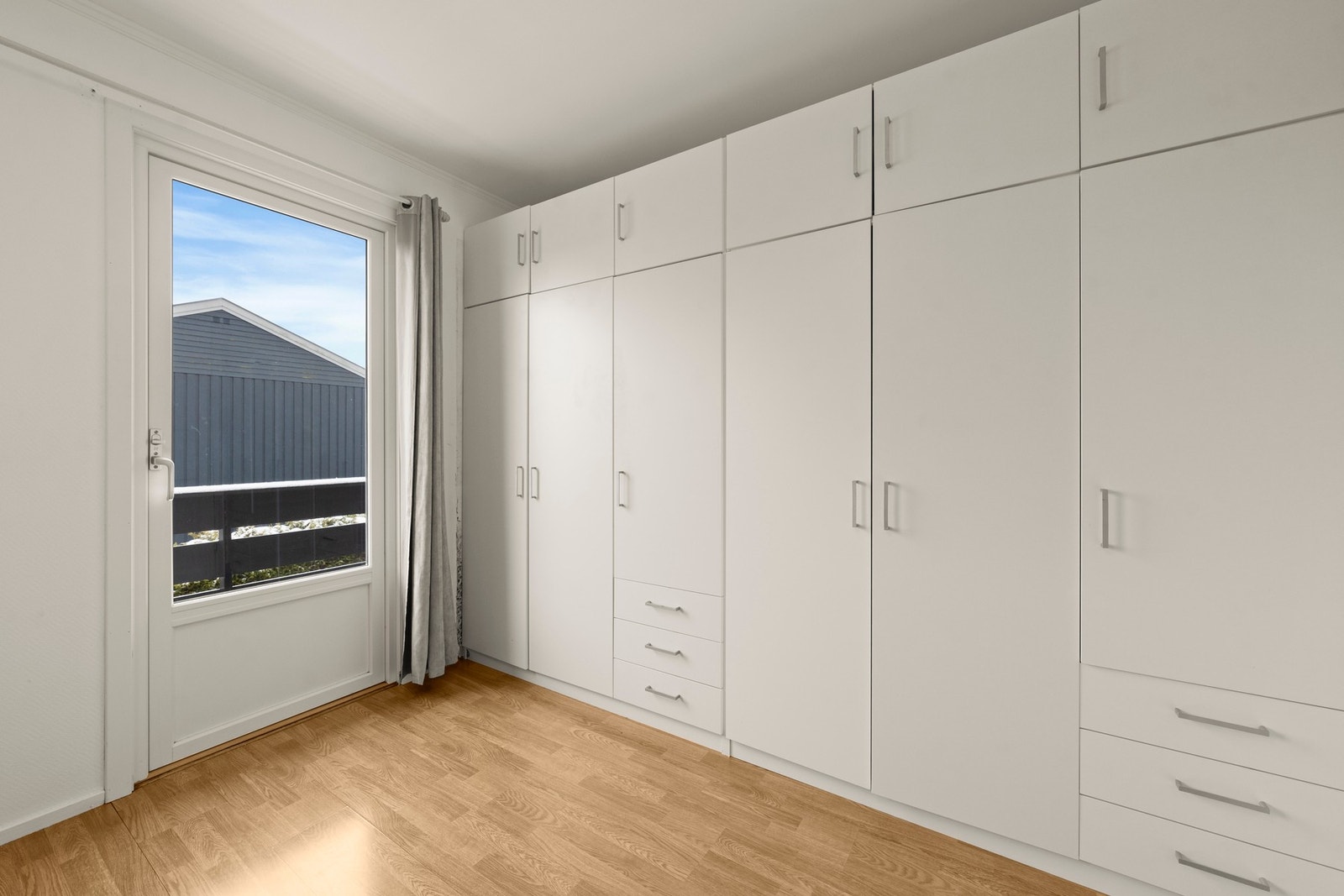 Hovedsoverom har garderobeskap. Galleribilde