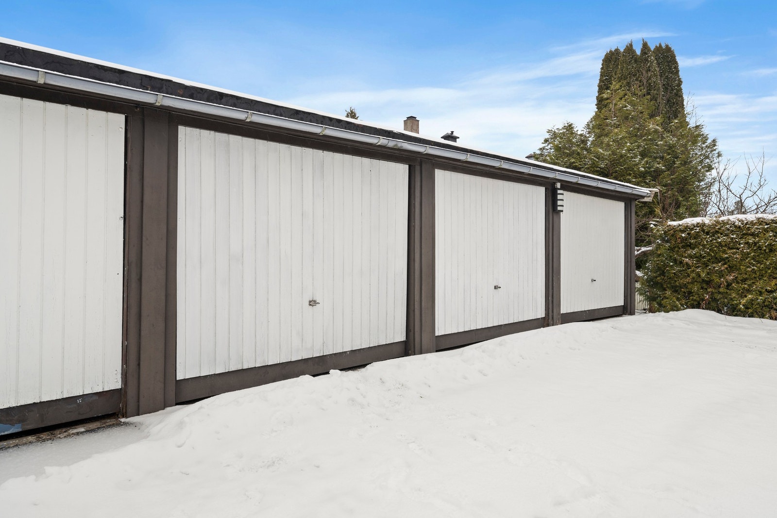 Garasje i rekke og biloppstillingsplass. Galleribilde