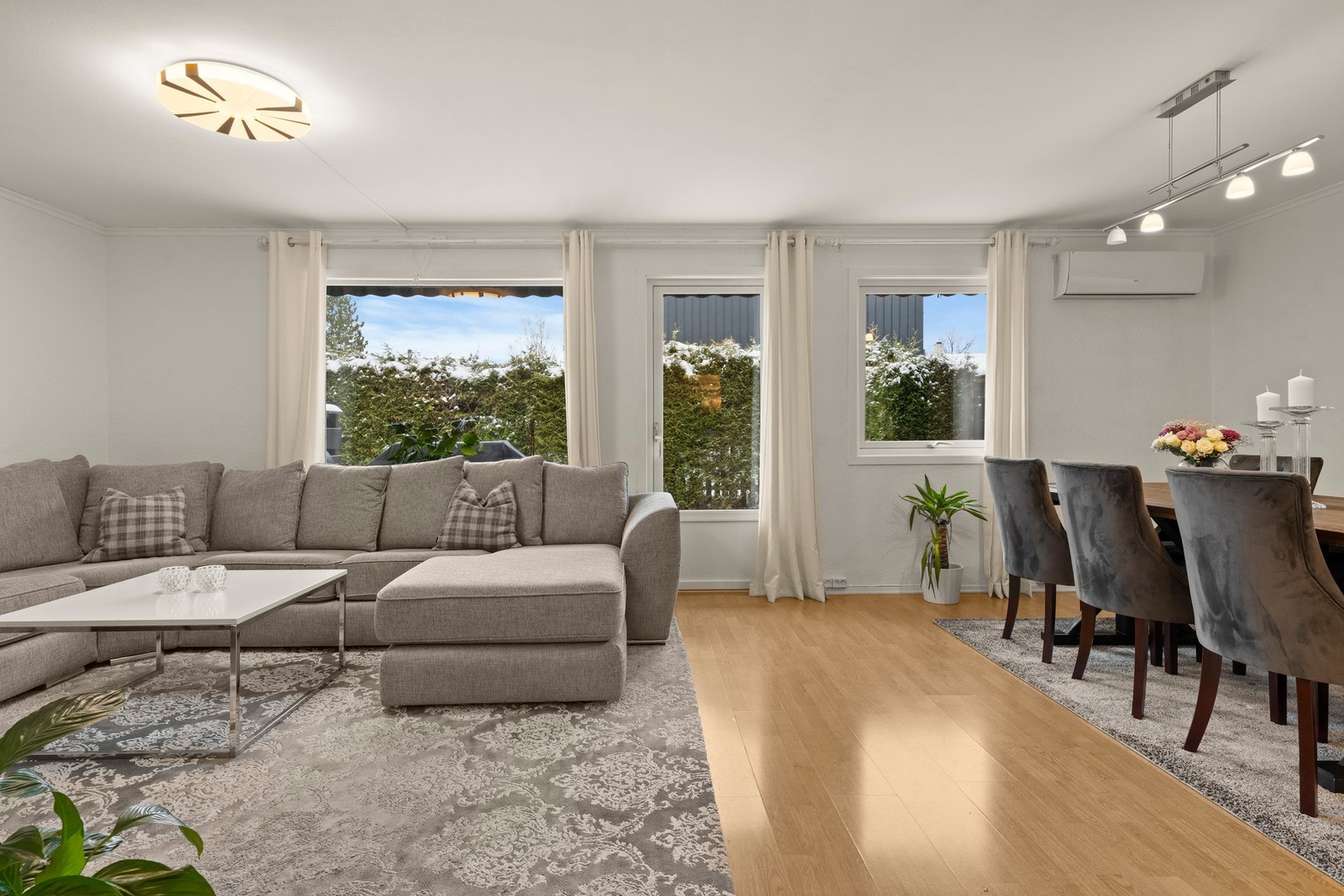 Fra stuen er det utgang til sydvendt terrasse på ca. 20 kvm og hage. Galleribilde