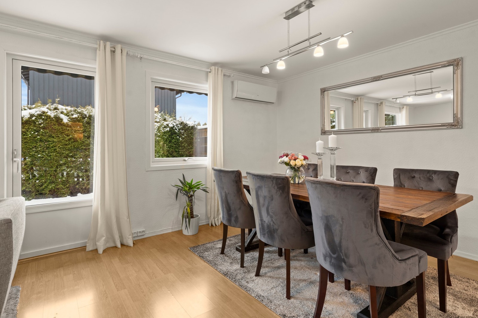 I overgangen mellom stuen og kjøkkenet er det naturlig avsatt plass til spisebord. Galleribilde