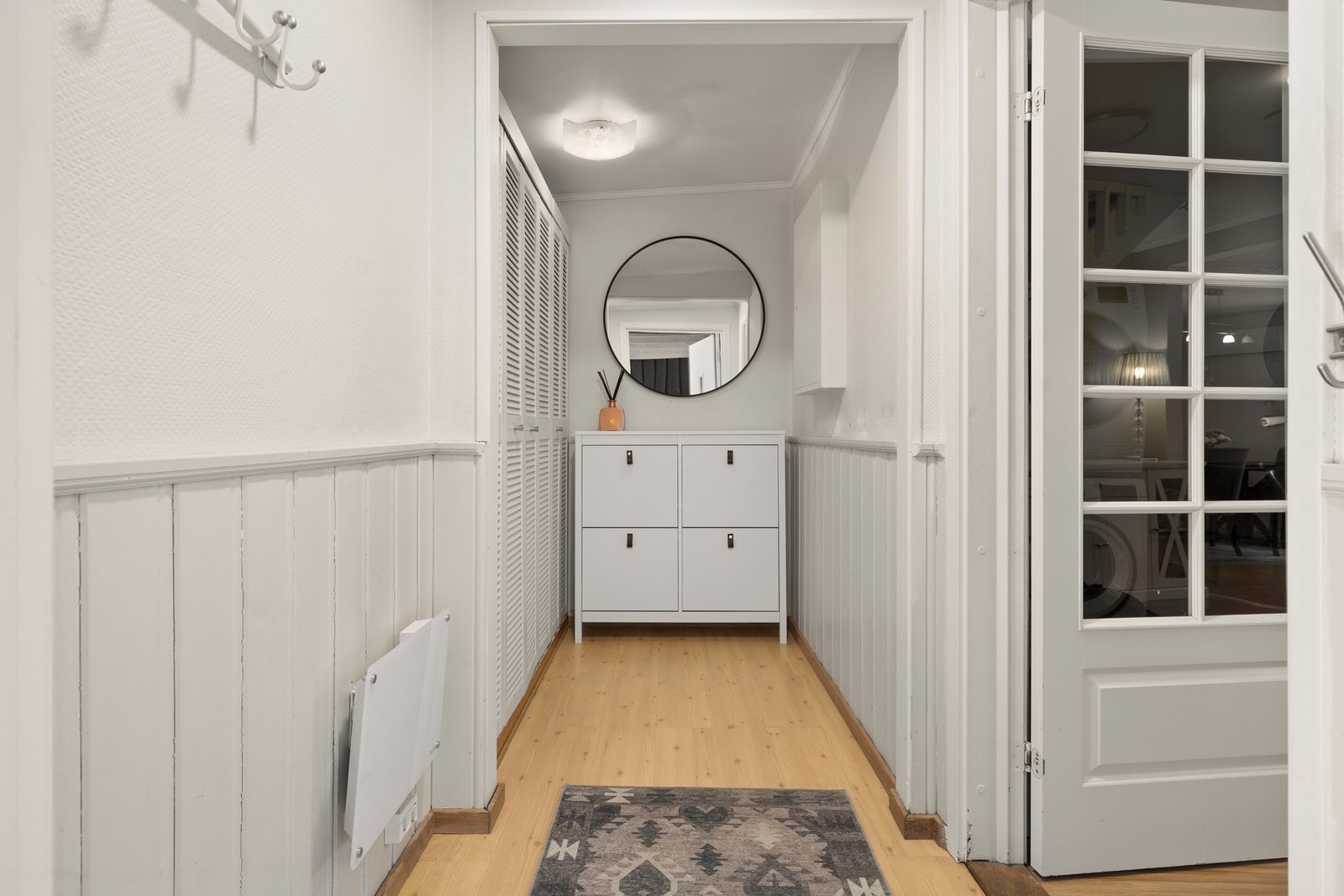 Entreen er av god størrelse og det er garderobe. Galleribilde